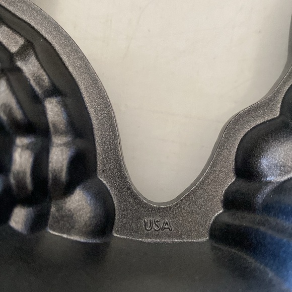 Nordic Ware Holiday Wreath Bundt Cake Pan in Williams Sonoma Gift Box - Picture 4 of 10